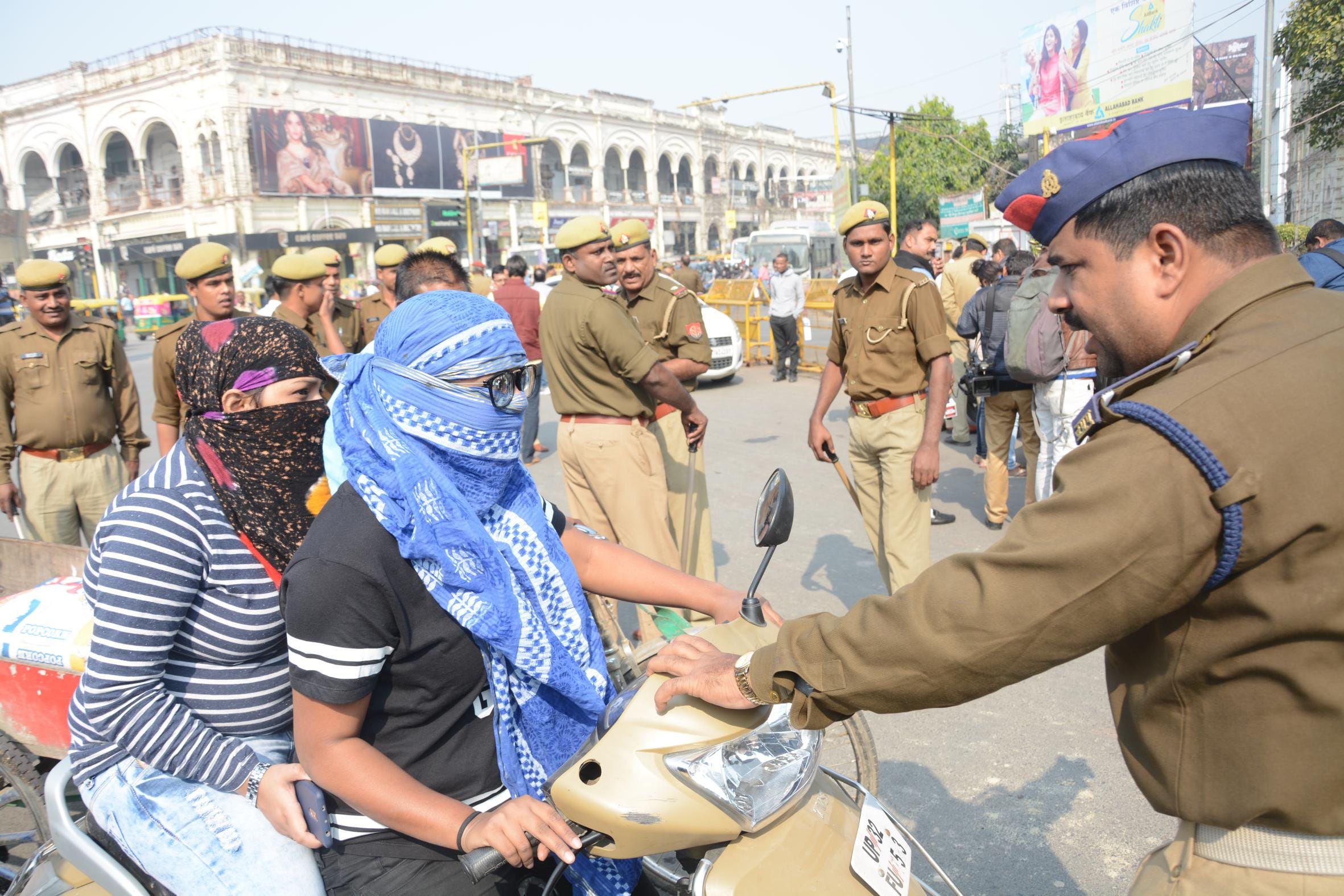 helmet and seat belt checking campaign in lucknow