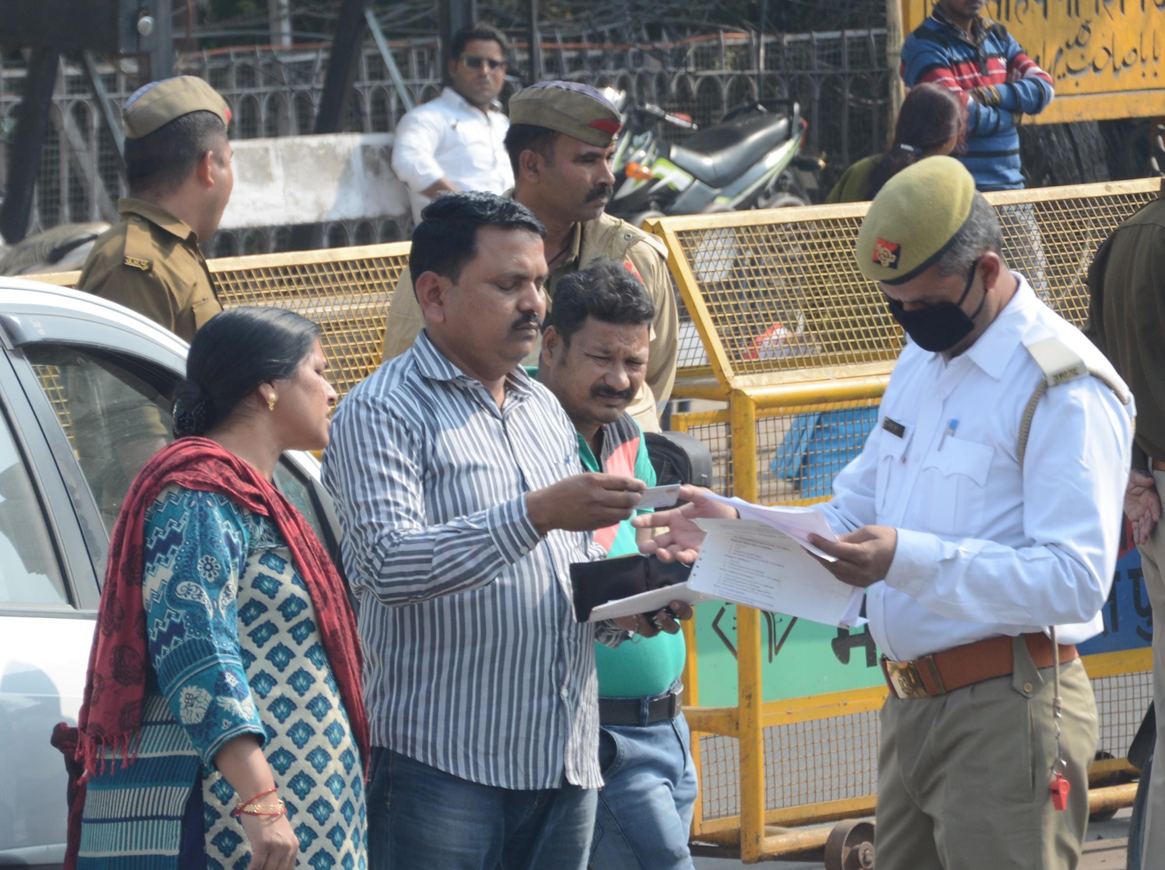 helmet and seat belt checking campaign in lucknow