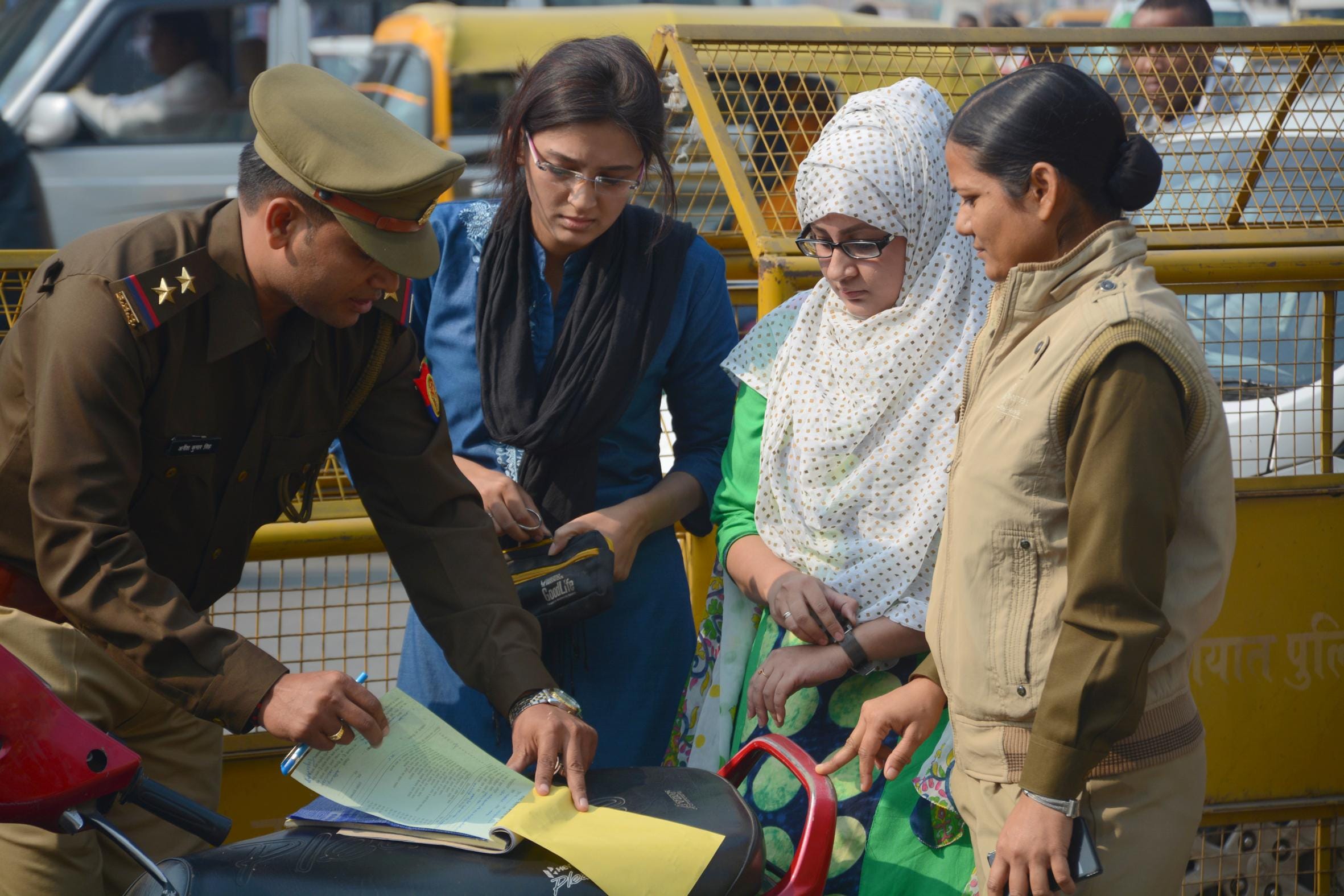 helmet and seat belt checking campaign in lucknow