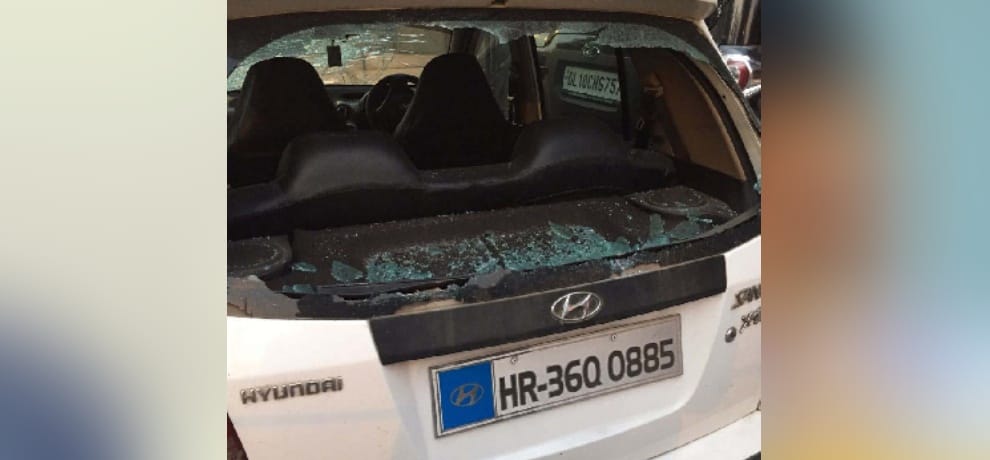 Crooks break the mirror of a TV journalist's car