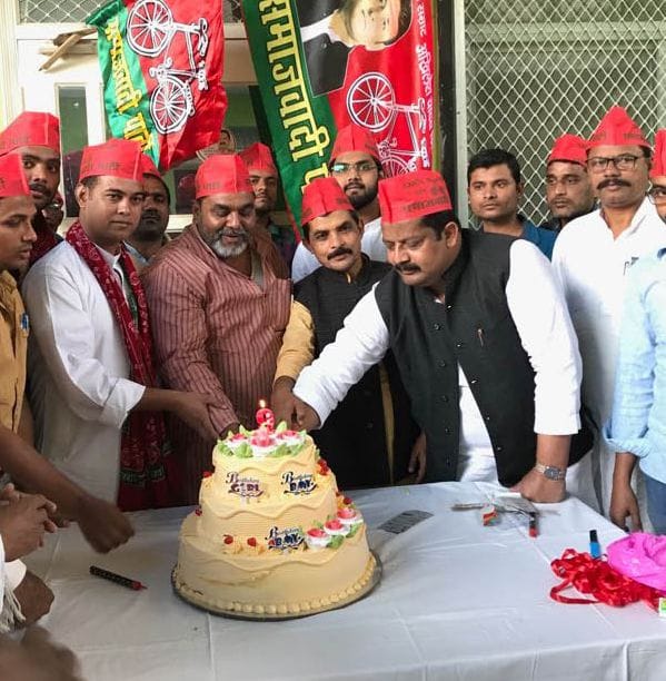 केक काटकर मनाया मुलायम सिंह का जन्मदिन