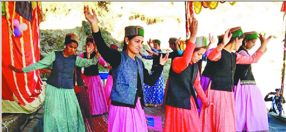 सीता सर्वश्रेष्ठ छात्रा और चांद बने सर्वश्रेष्ठ छात्र