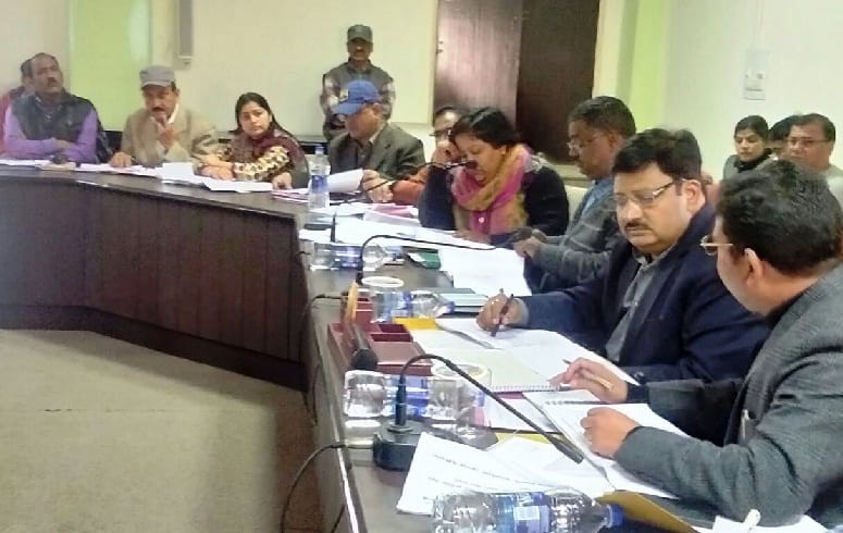 धनराशि उपलब्ध कराने के बाद भी विकास योजनाओं में व्यय न होने पर डीएम नाराज