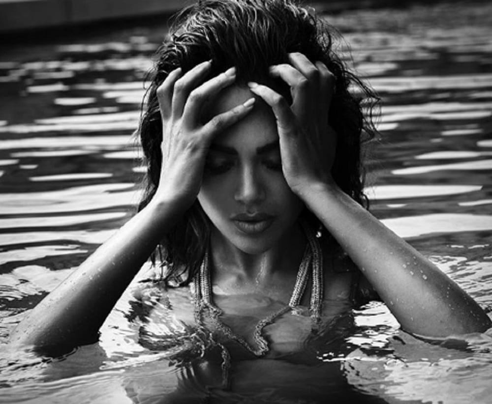 Bollywood actress Esha Gupta sensational pictures goes viral on internet 