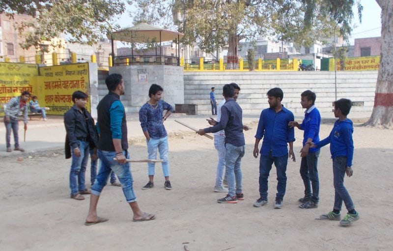 बड़े रहे चुनावों में व्यस्त, तो बच्चे रहे खेलने में मस्त