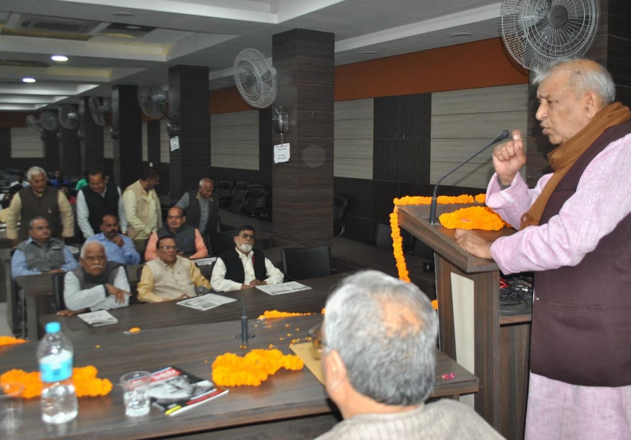 Free the country from the clutches of communal forces: Raghu Thakur 