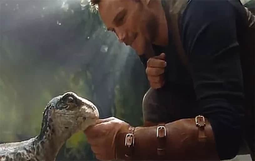 first Glimpse of Jurassic World 2, Chris Pratt playing with Baby dinosaurs
