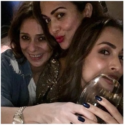 Inside pics of Kareena Kapoor Khan parties with her buddies