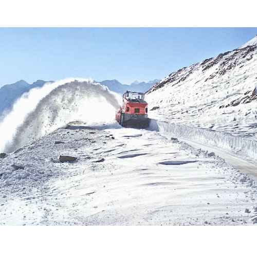 minus 12 degree temperature in lahaul BRO clearing snow on rohtang pass