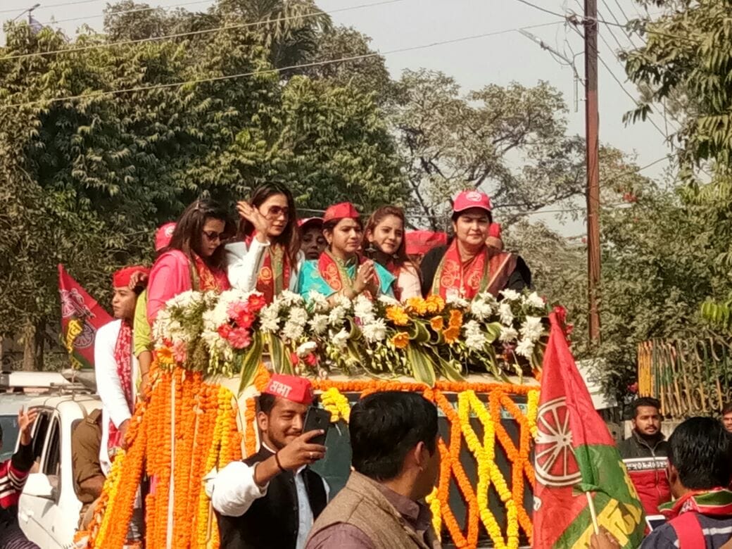 TV actor sara khan did road show for SP mayor candidate in varanasi