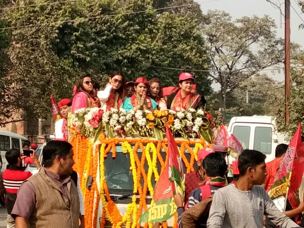 TV actor sara khan did road show for SP mayor candidate in varanasi