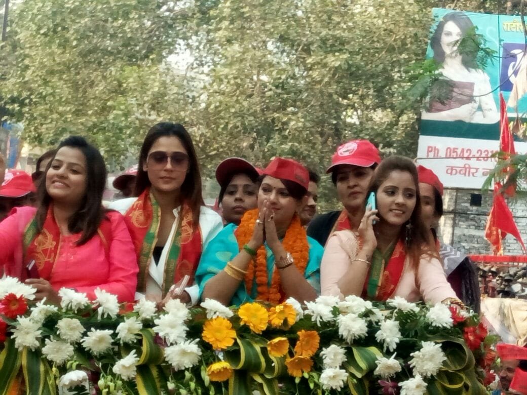 TV actor sara khan did road show for SP mayor candidate in varanasi