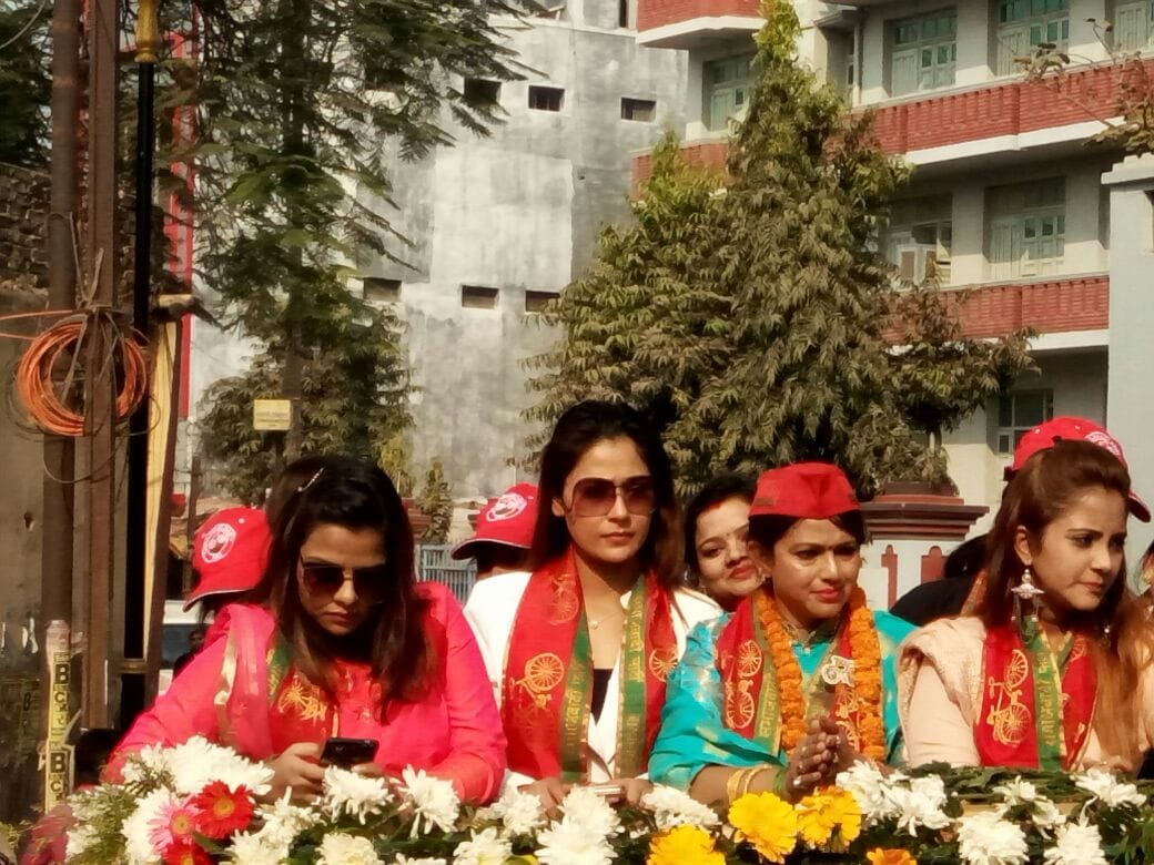 TV actor sara khan did road show for SP mayor candidate in varanasi