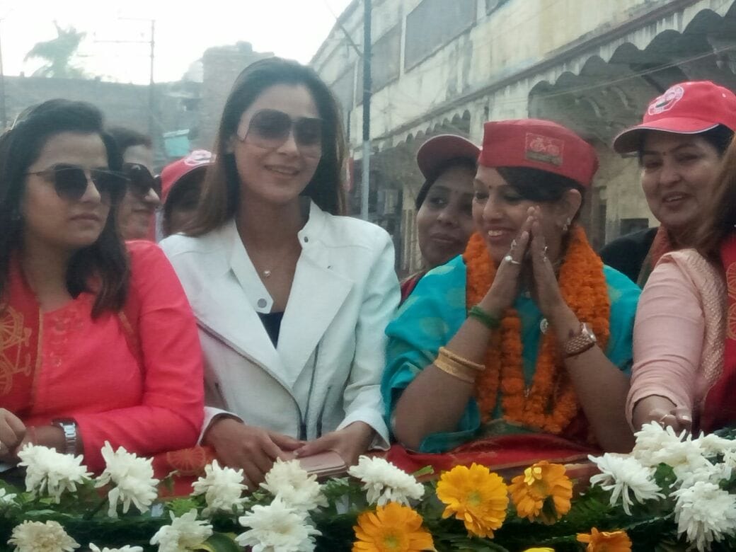 TV actor sara khan did road show for SP mayor candidate in varanasi