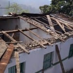 चंपावत के कोट अमोड़ी प्राथमिक स्कूल की उड़ी छत।