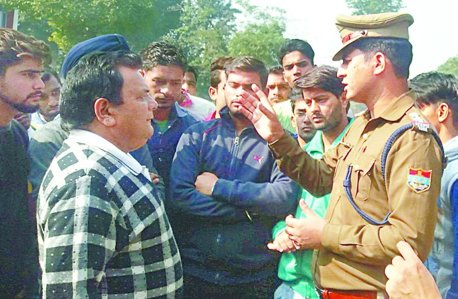  two employees are caught changing blackish books,two absconding