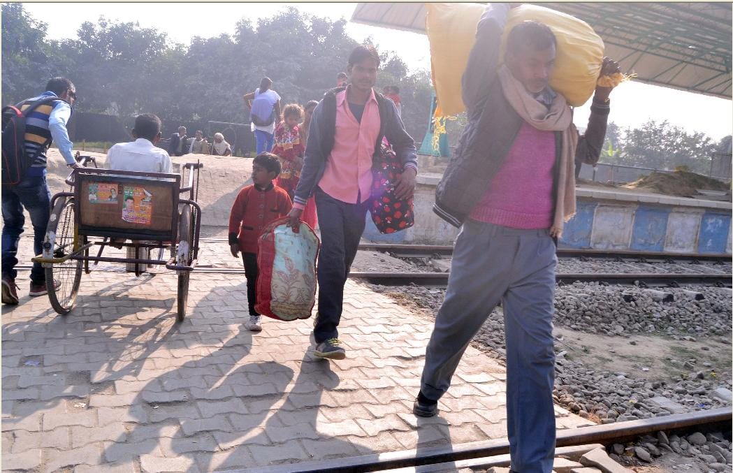 ट्रेन से कटकर अज्ञात युवक घायल