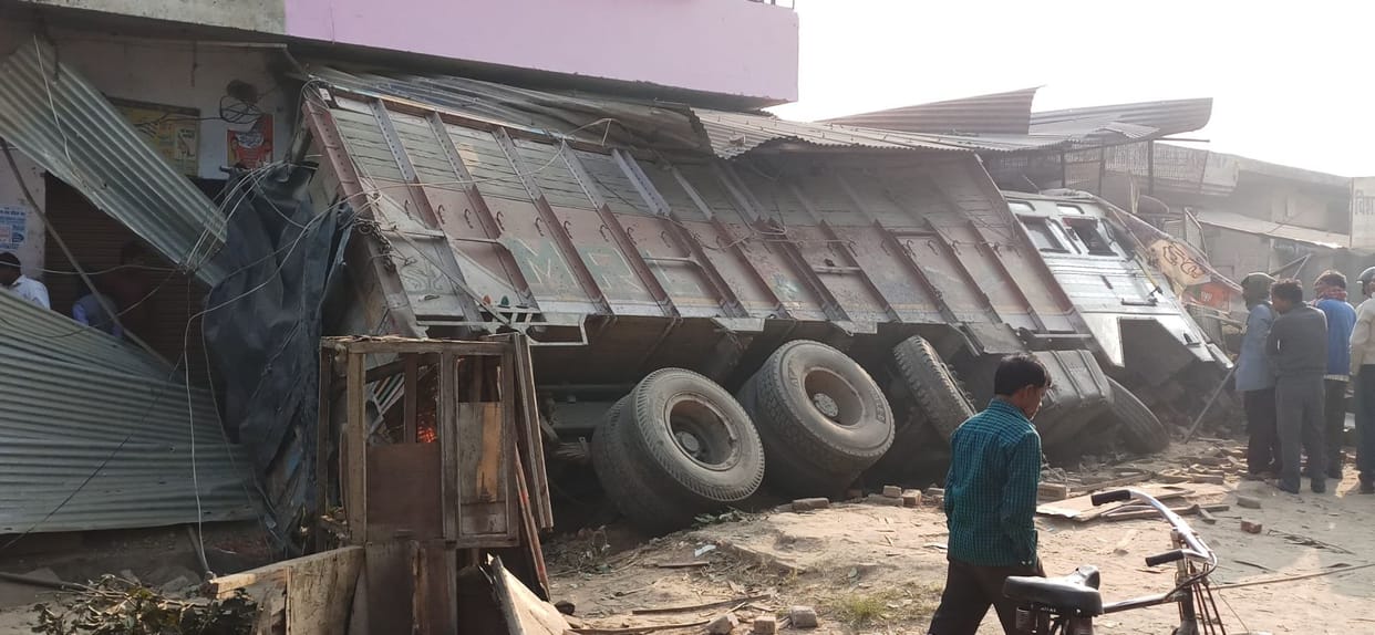 टायर फटने के बाद बेकाबू ट्रक दुकानों में घुसा