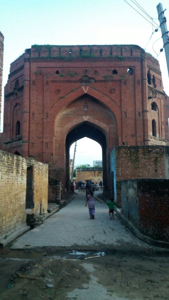 andekhi se qile ke bajood per sankat