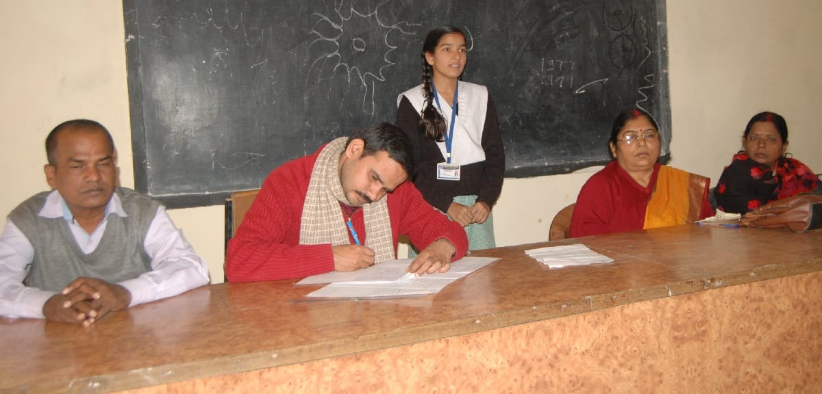 वाद-विवाद प्रतियोगिता में ऋषिता व आस्था ने मारी बाजी