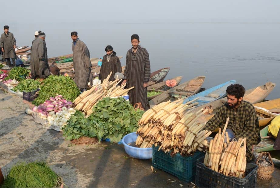 after winters begins see the pictures of dal lake and Kashmir valley 