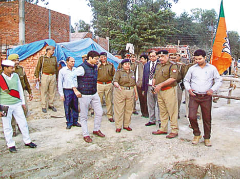 निरीक्षण करते डीएम कुमार प्रशांत व एसपी श्रीपर्णा गांगुली।