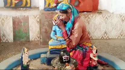 lady went in a temple and said Lord Shiva is my husband