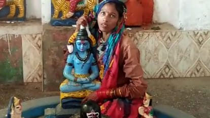 lady went in a temple and said Lord Shiva is my husband