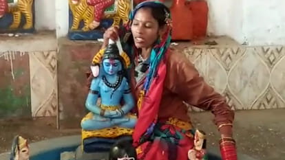 lady went in a temple and said Lord Shiva is my husband