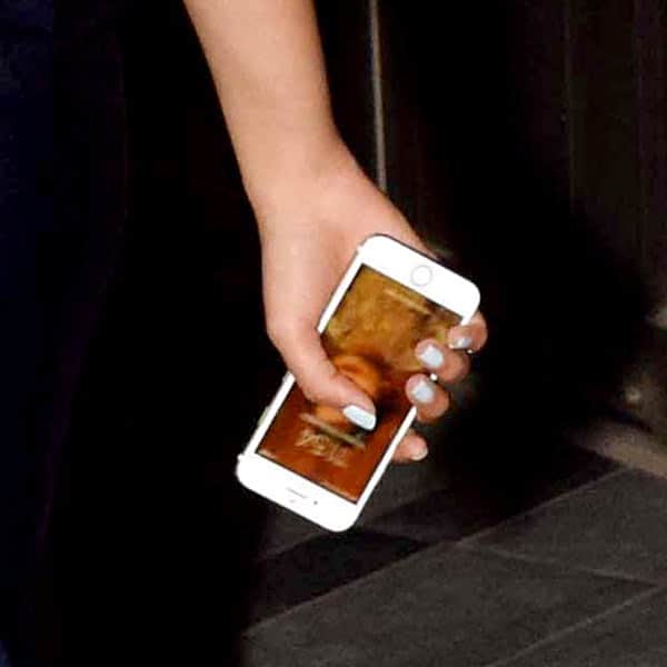 Whats in Mira Rajputs phone? Her wallpaper can steal your heart 