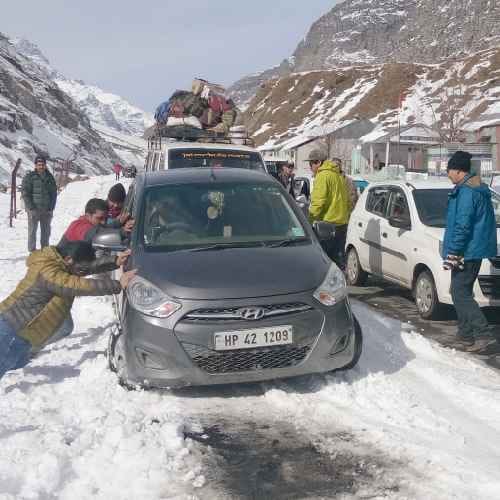 Himachal lahaul spiti 110 tourist trapped in snowfall in minus 12 degree temperature