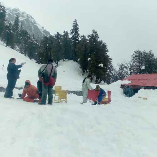 Himachal lahaul spiti 110 tourist trapped in snowfall in minus 12 degree temperature