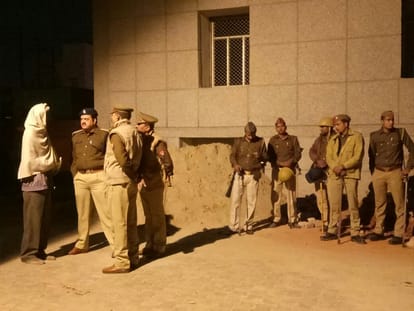 agra murder case against seven policeman 