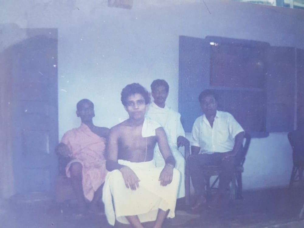 acharya balkrishna share baba ramdev 25 years old photos on twitter