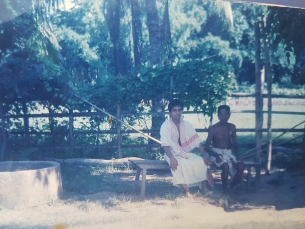 acharya balkrishna share baba ramdev 25 years old photos on twitter