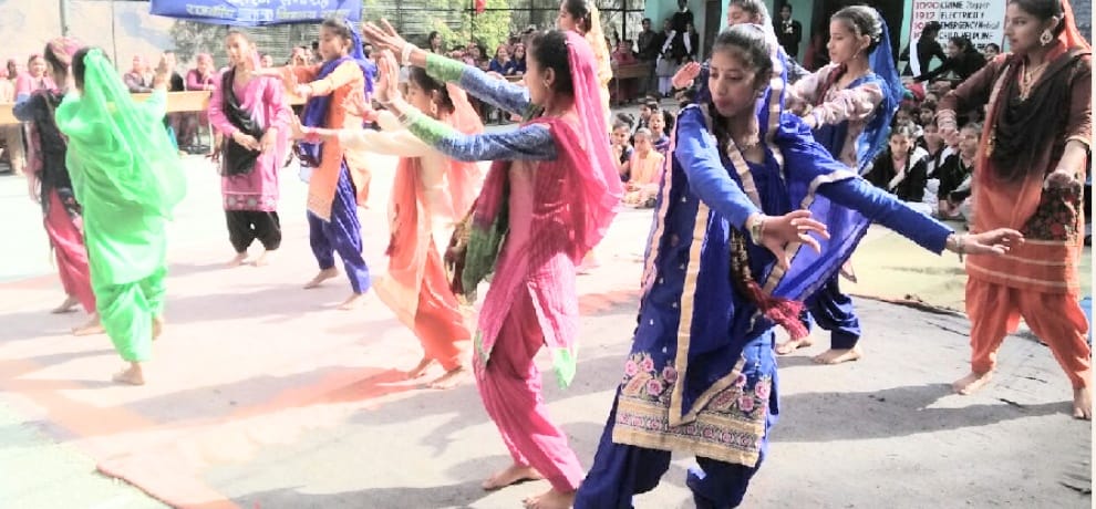 दिव्या प्रकाश और वर्षा स्टूडेंट ऑफ द ईयर