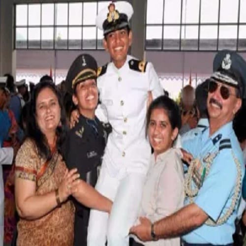 first woman pilot in Indian Navy Shahjahanpur girl shubhangi 