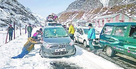 मनाली में फंसे लोगों को राहत, लाहौल पहुंचे 200 वाहन