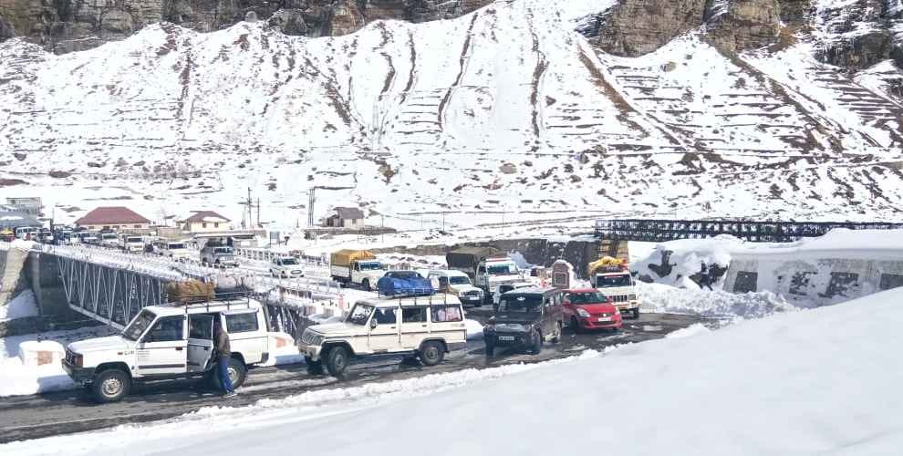 Himachal lahaul spiti 110 tourist trapped in snowfall in minus 12 degree temperature