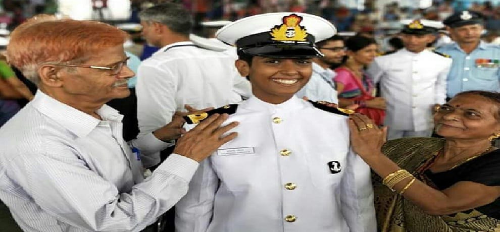 first woman pilot in Indian Navy Shahjahanpur girl shubhangi 