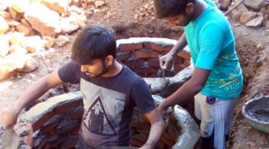 मानक के मुताबिक नहीं मिला शौचालय, तुड़वाया
