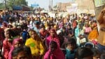 डुमरियागंज के शाहपुर में आयोजित सभा में मौजूद लोग।