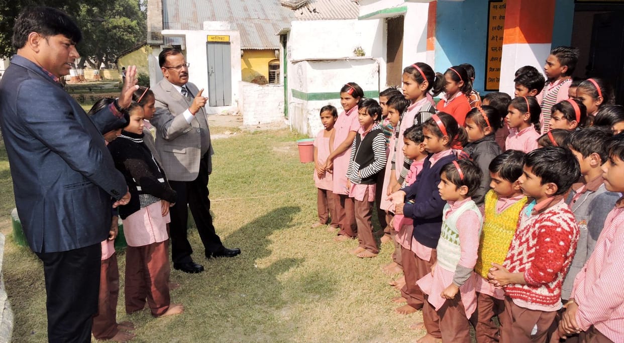 शिक्षक बने डीएम, बच्चों को पढ़ाया स्वच्छता का पाठ