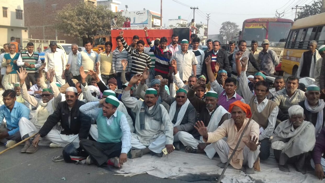 bhakiyu stop the road treffic at amroha 