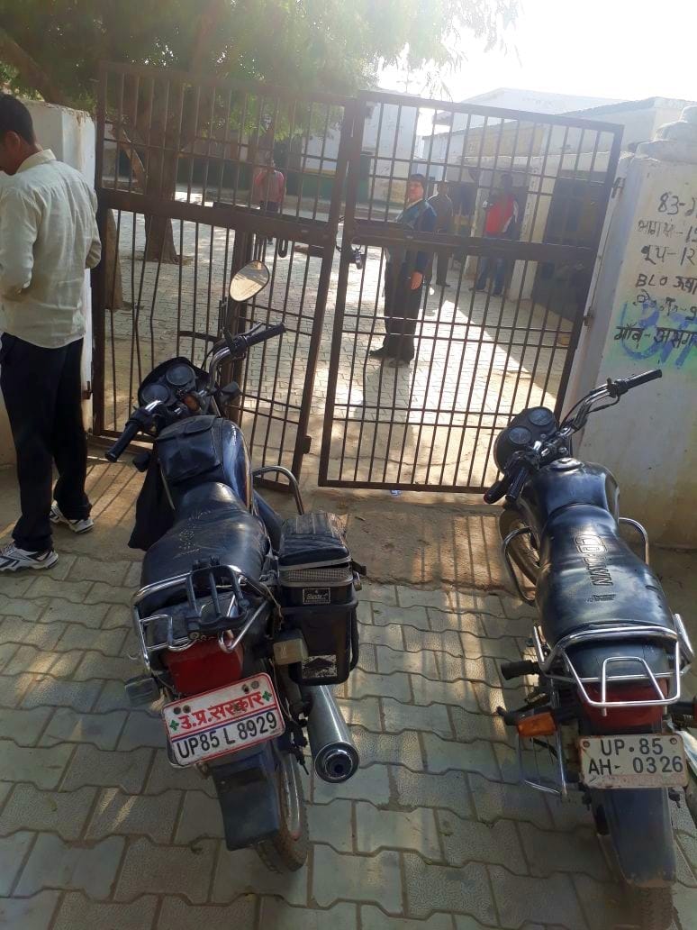 मतदान केंद्र पर ताला, मतदानकर्मी बाउंड्री लांघ कर घुसे