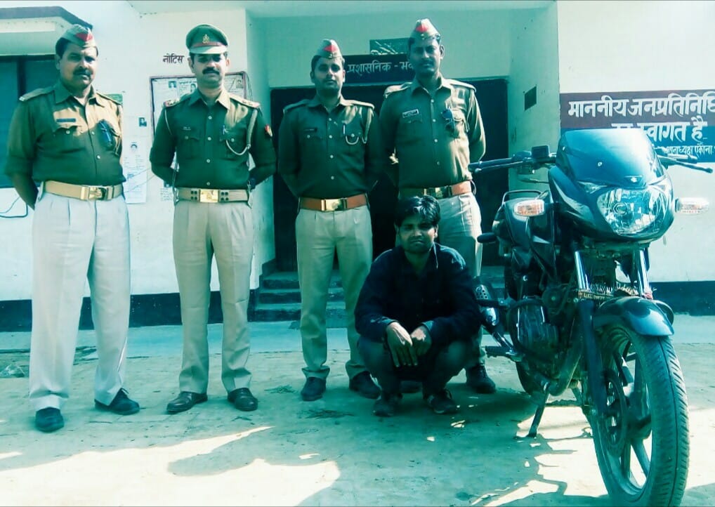 चोरी की बाइक के साथ युवक पकड़ा गया, दूसरा फरार