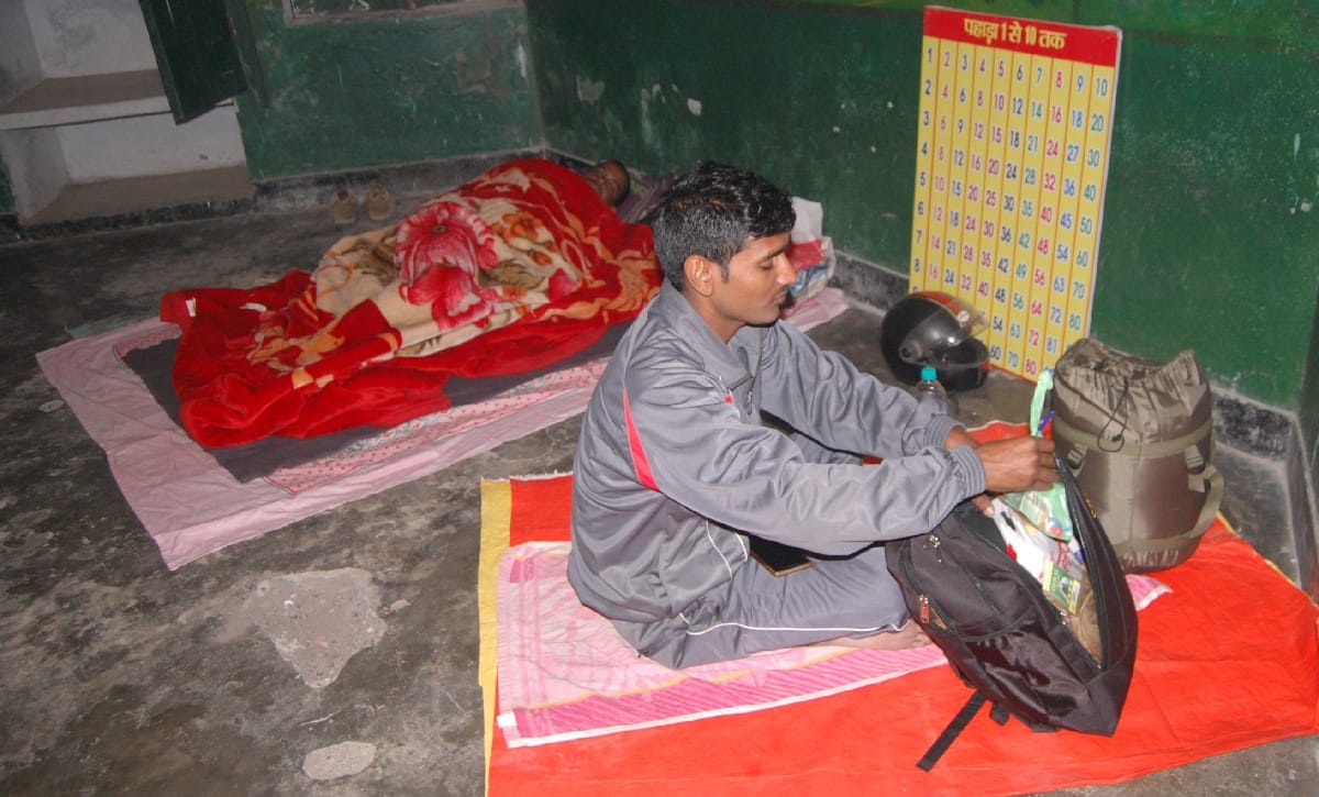 बदइंतजामी के बीच बूथों पर गुजरी मतदान कर्मियों की रात
