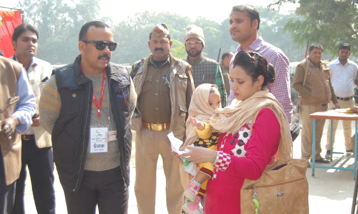 अव्यवस्था के बीच रवाना हुई पोलिंग पार्टिया