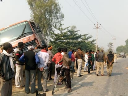bike driver and two children died in accident in lucknow