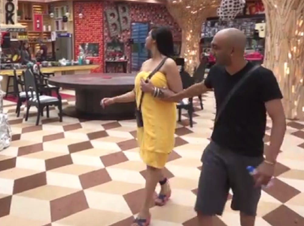 Bigg Boss 11 Contestant Arshi Khan Walks Out In Towel In House  